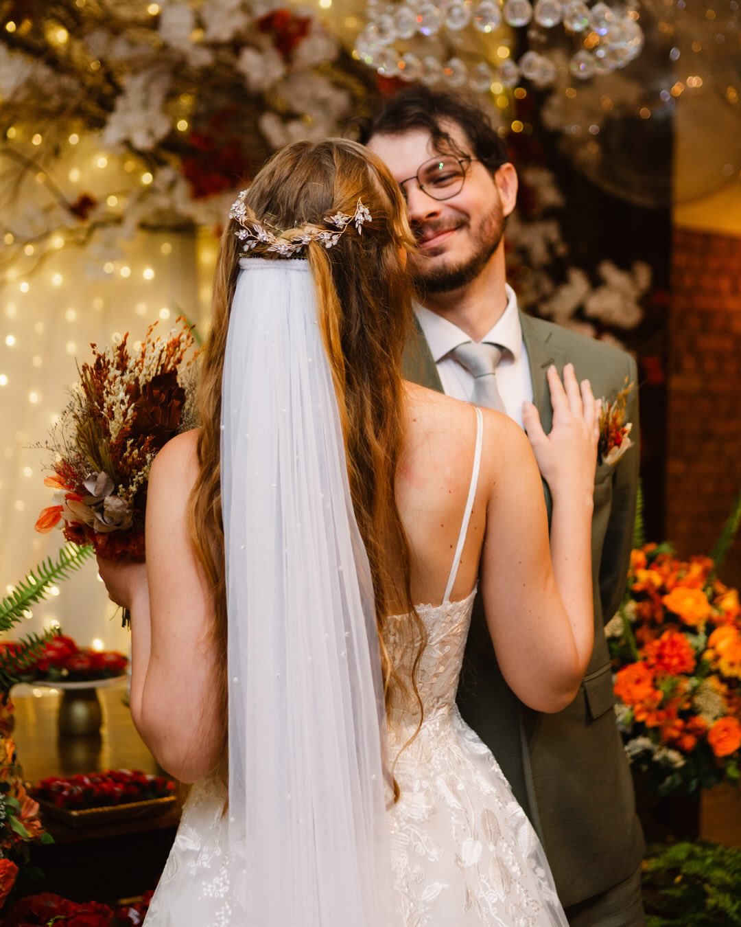 Casal celebrando seu casamento na Casa Fest